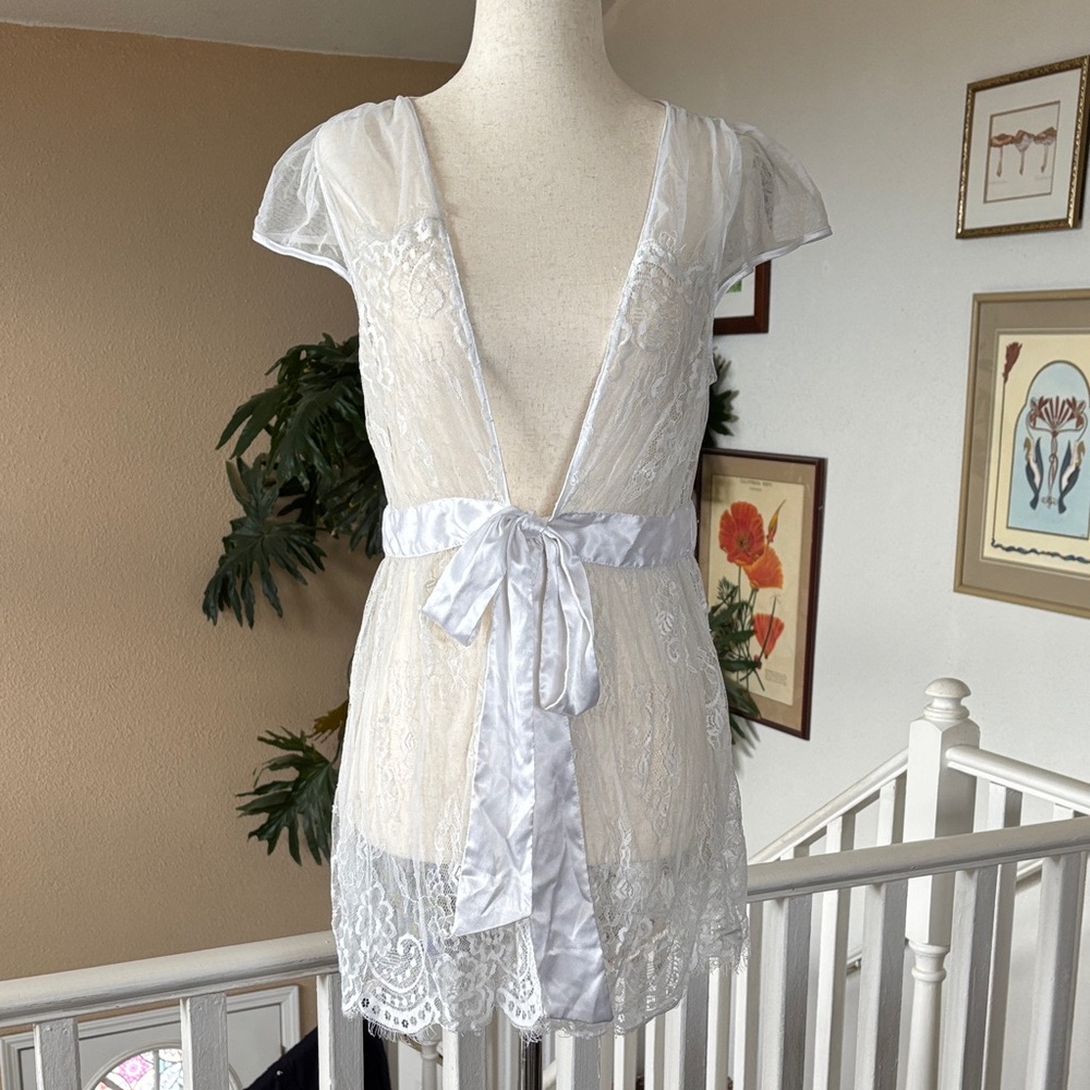 Victoria’s Secret White Lace/Satin Babydoll Robe